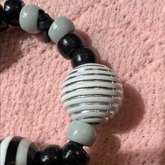 Elegant Black and Silver Beaded Bracelet - Picture 3 of 5